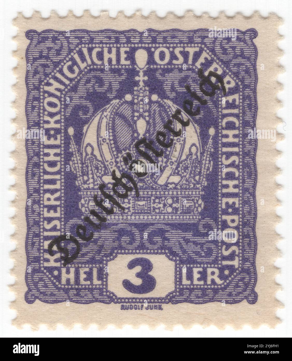 AUTRICHE - 1918 décembre : 3 timbre-poste violet vif représentant la couronne impériale d'Autriche, qui était auparavant utilisée par les monarques des Habsbourg. Il se compose d'un circlet, d'une arche haute et d'un onglet. Couronne autrichienne surimprimée en diagonale 'Deutschosterreich'. La couronne a été faite en 1602 par Jan Vermeyen en tant que couronne personnelle de l'empereur Rodolphe II, et également connue sous le nom de couronne de l'empereur Rodolphe Ier en 1804, elle est devenue la couronne officielle de l'Empire autrichien nouvellement constitué. Après 1867, elle est restée la couronne impériale de la partie cisleithanienne de l'Empire austro-hongrois Banque D'Images AUTRICHE - 1918 décembre : 3 timbre-poste violet vif représentant la couronne impériale d'Autriche, qui était auparavant utilisée par les monarques des Habsbourg. Il se compose d'un circlet, d'une arche haute et d'un onglet. Couronne autrichienne surimprimée en diagonale 'Deutschosterreich'. La couronne a été faite en 1602 par Jan Vermeyen en tant que couronne personnelle de l'empereur Rodolphe II, et également connue sous le nom de couronne de l'empereur Rodolphe Ier en 1804, elle est devenue la couronne officielle de l'Empire autrichien nouvellement constitué. Après 1867, elle est restée la couronne impériale de la partie cisleithanienne de l'Empire austro-hongrois Banque D'Images