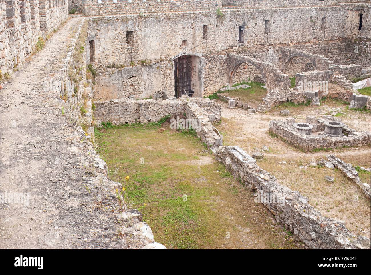 Ruines à l'intérieur d'un château. Château de Pombal, Portugal. Banque D'Images