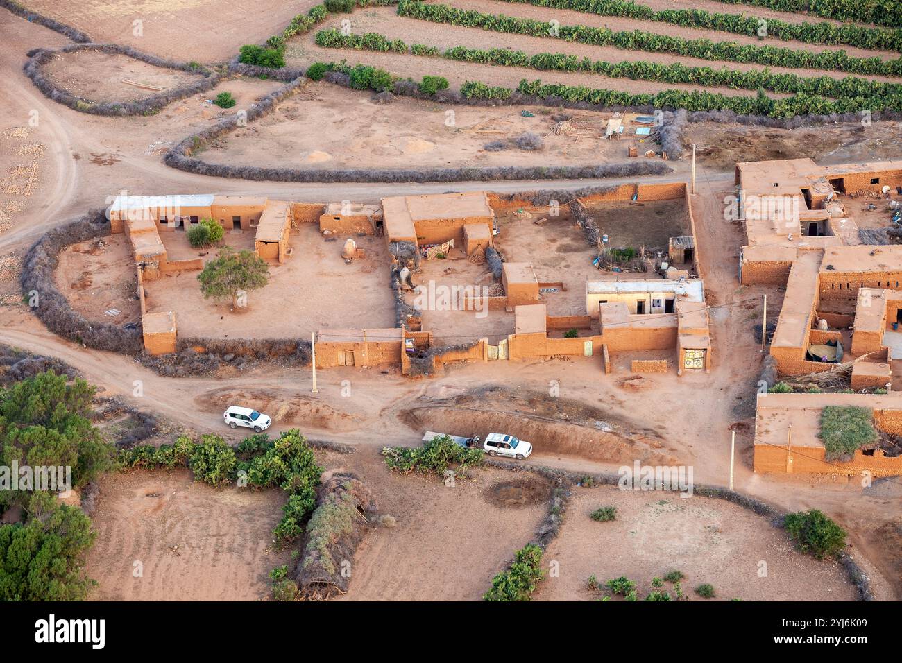 Vue aérienne d'un village marocain traditionnel dans une plaine désertique au pied des montagnes de l'Atlas Banque D'Images