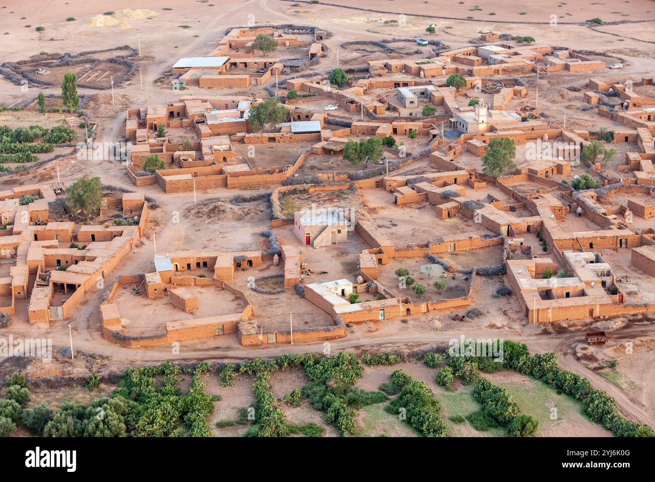 Vue aérienne d'un village marocain traditionnel dans une plaine désertique au pied des montagnes de l'Atlas Banque D'Images