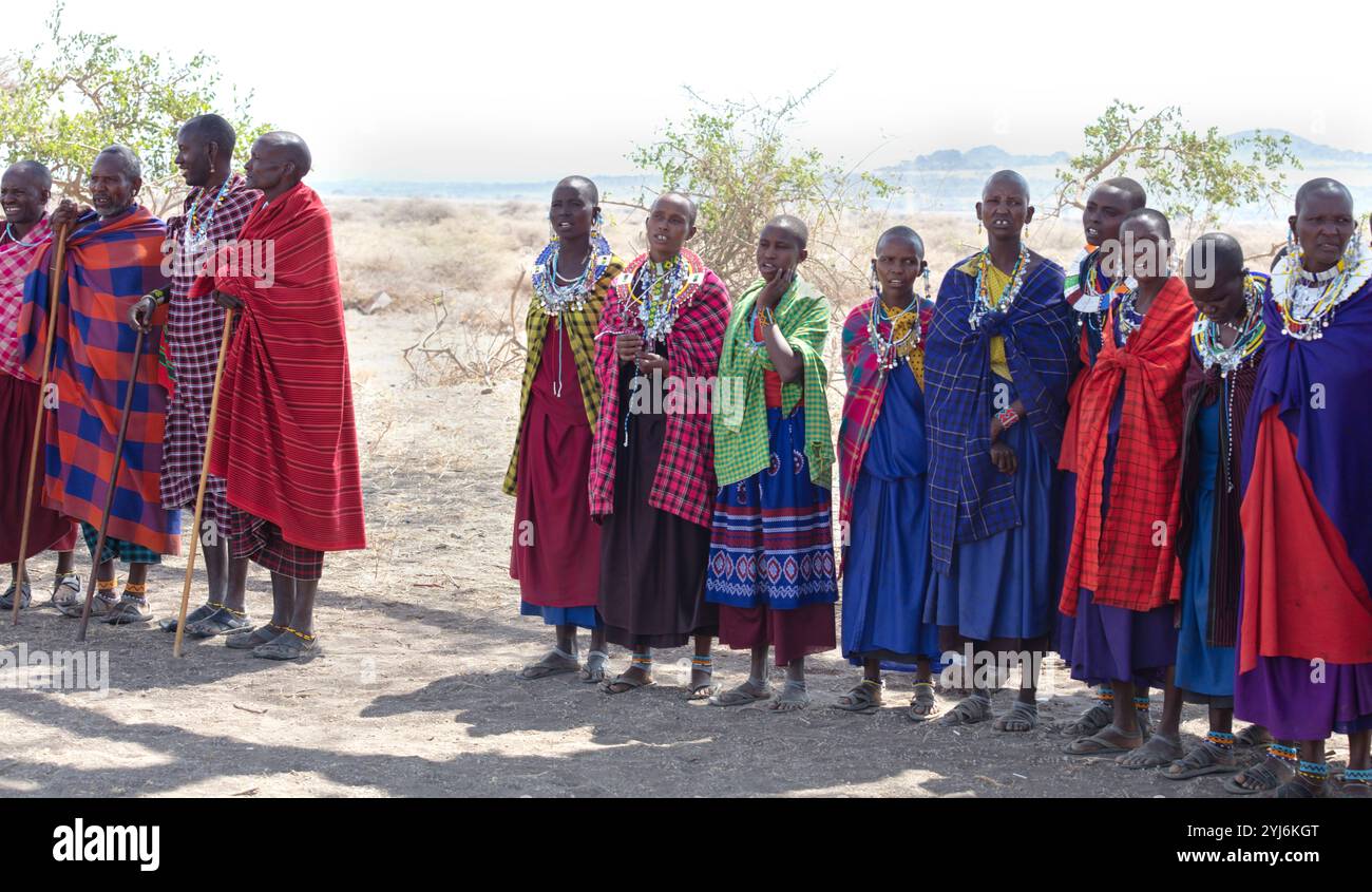 Hommes et femmes Massaï dans le nord de la Tanzanie, Afrique de l'est Banque D'Images