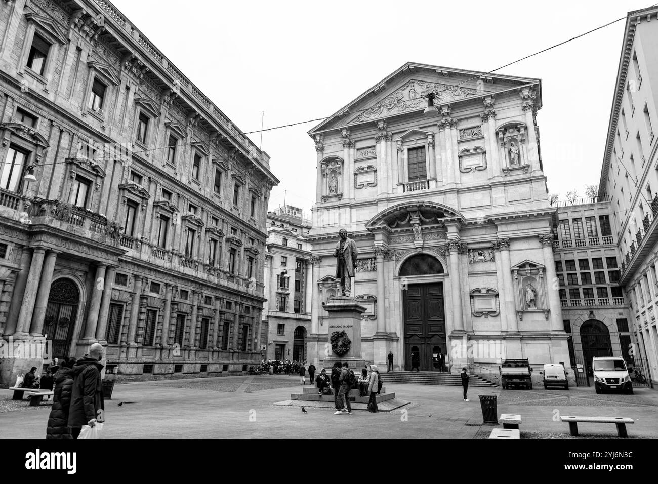 Milan, Italie - 30 Mars 2022 : Piazza San Fedele est situé dans le centre de Milan, accueillant l'église de San Fedele, statue d'Alessandro Manzoni et Banque D'Images