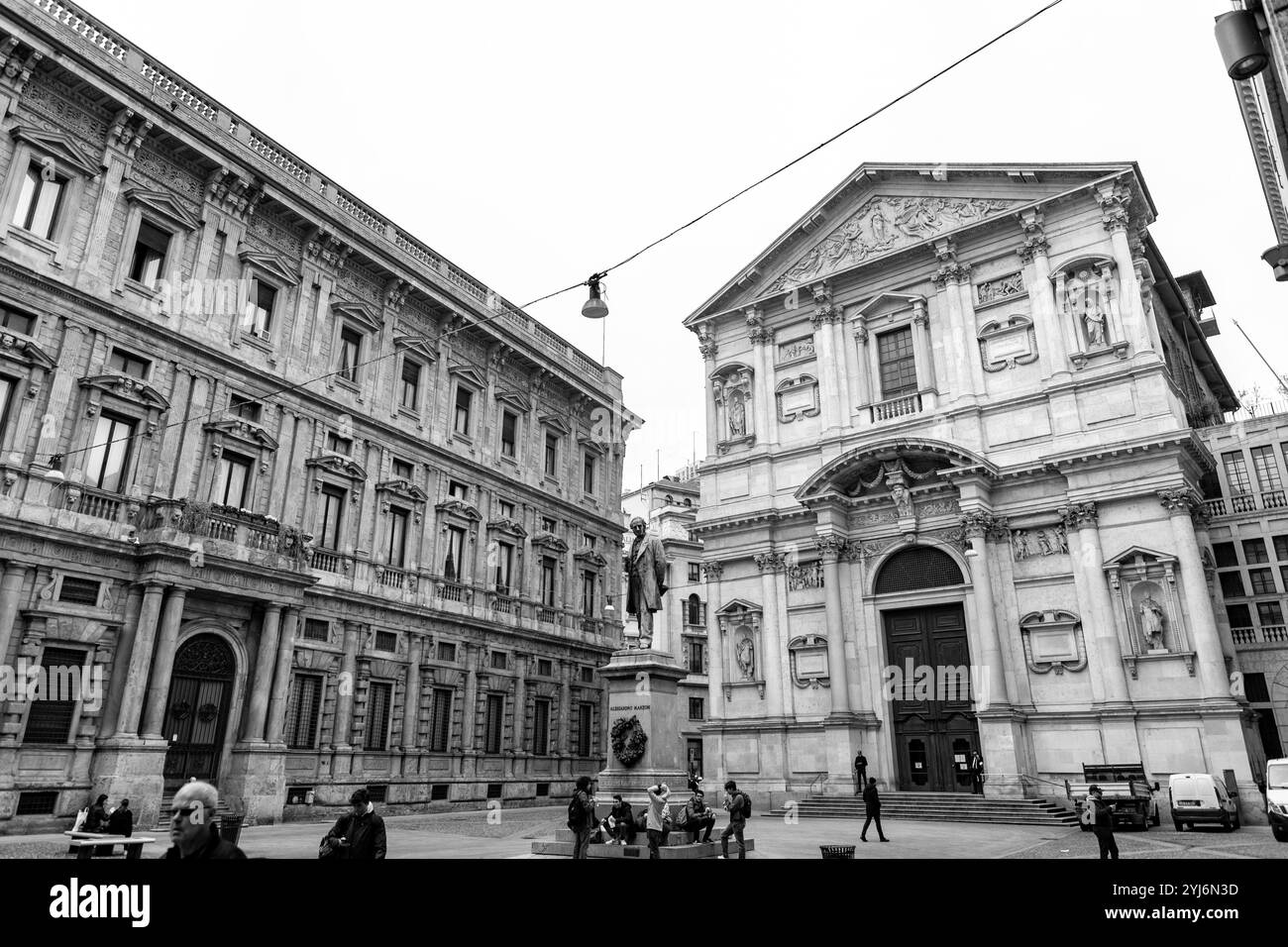 Milan, Italie - 30 Mars 2022 : Piazza San Fedele est situé dans le centre de Milan, accueillant l'église de San Fedele, statue d'Alessandro Manzoni et Banque D'Images