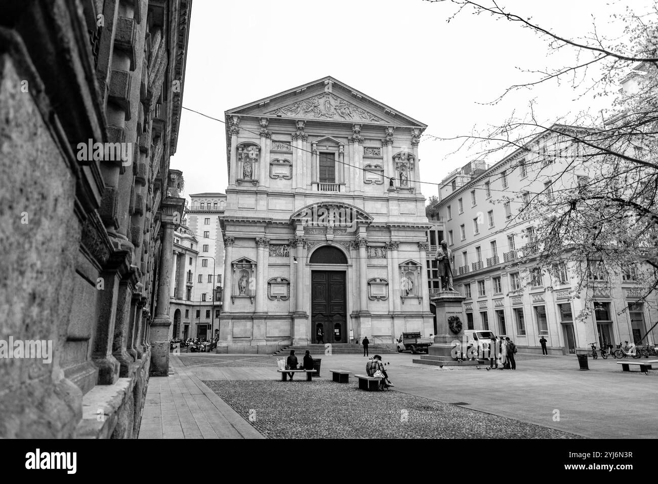 Milan, Italie - 30 Mars 2022 : Piazza San Fedele est situé dans le centre de Milan, accueillant l'église de San Fedele, statue d'Alessandro Manzoni et Banque D'Images