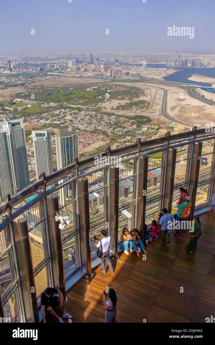 Personnes sur la plate-forme d'observation Burj Khalifa, Dubaï, Émirats arabes Unis Banque D'Images