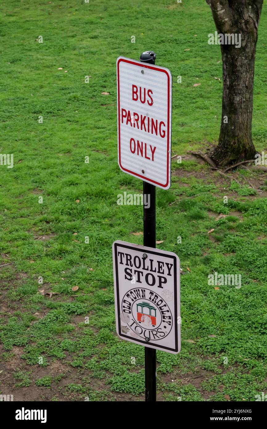 NASHVILLE, TN - 15 mars 2024 : panneau de stationnement d'autobus seulement sur la pelouse verte. Banque D'Images