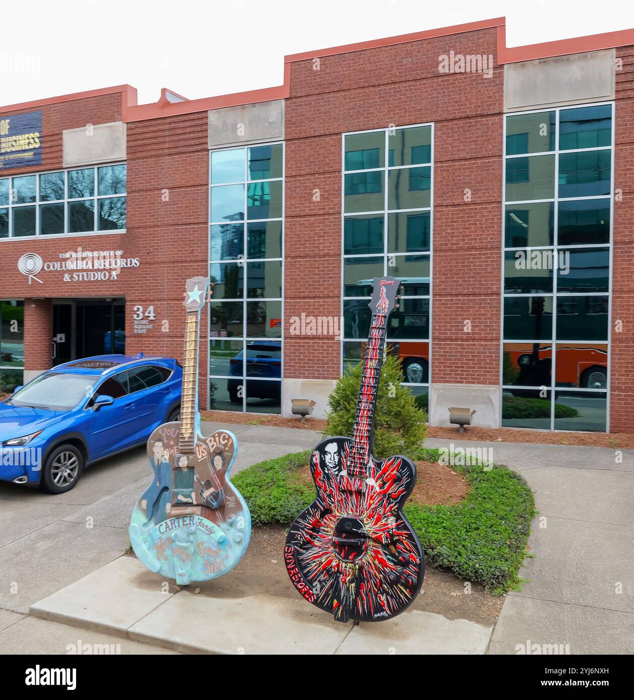 NASHVILLE, TN - 15 mars 2024 : Historic Columbia Records and Studio Un bâtiment qui a deux statures de guitare près de l'entrée. Banque D'Images