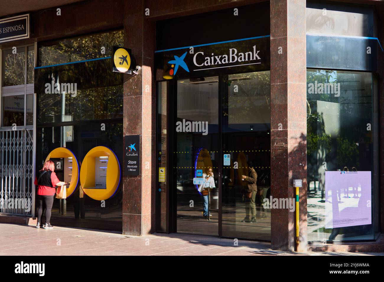 Montcada i Reixac. Espagne - 13 novembre 2024 : montre la façade moderne d'une succursale de Caixa Bank, avec des lignes architecturales élégantes et un brandin de premier plan Banque D'Images