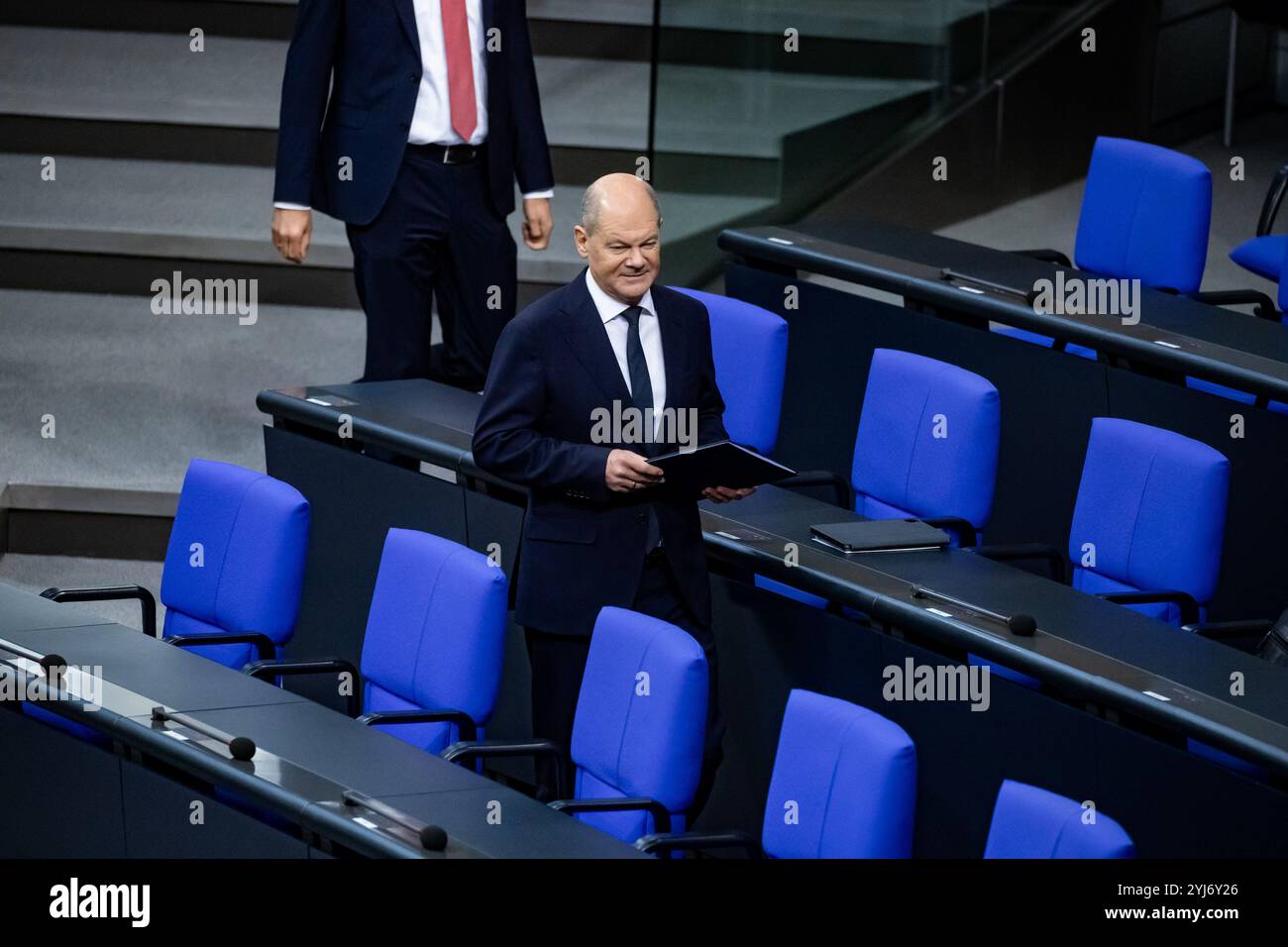 Berlin, Deutschland. 13 novembre 2024. Le chancelier allemand Olaf Scholz arrive en séance plénière à la chambre basse du Parlement, le Bundestag, à Berlin, en Allemagne, le 13 novembre, 2024. (photo par Emmanuele Contini/NurPhoto) crédit : NurPhoto SRL/Alamy Live News Banque D'Images