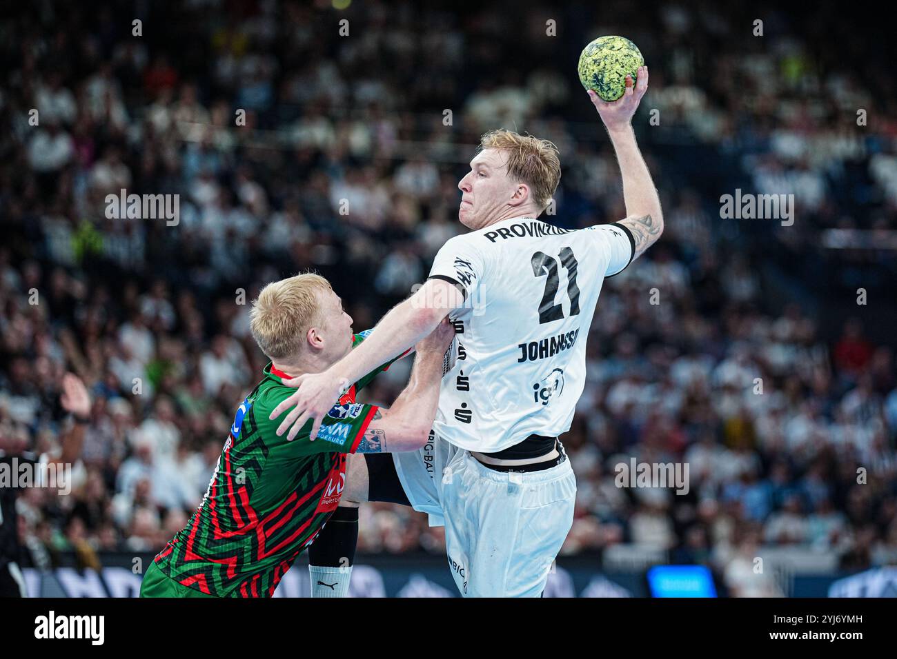 Magnus Saugstrup (SC Magdeburg, #23), Eric Johansson (THW Kiel, #21) GER, THW Kiel v. SC Magdeburg, Handball, DHB-Pokal, Achtelfinale, saison 2024/2025, 13.11.2024 Foto : Eibner-Pressefoto/Marcel von Fehrn Banque D'Images