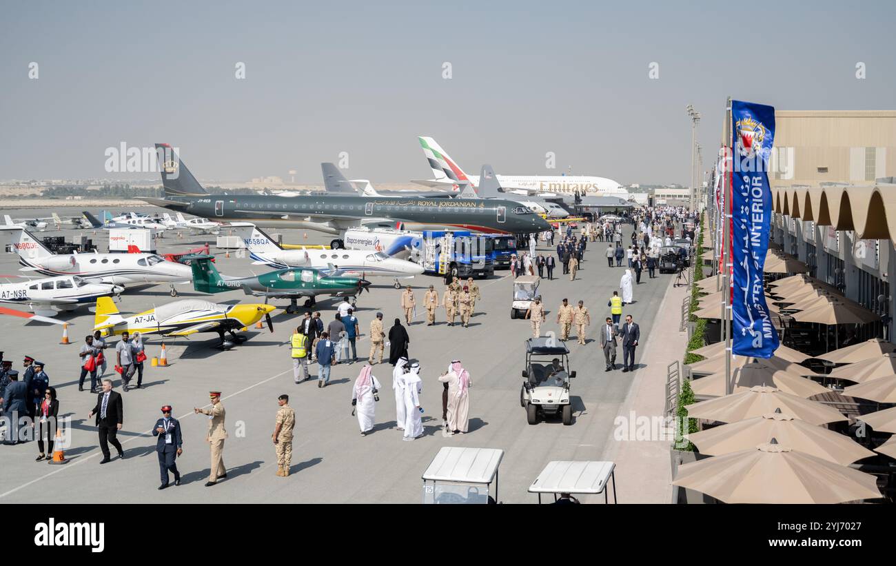 Awali, Bahreïn. 13 novembre 2024. Les clients assistent au salon international annuel de l'aviation de Bahreïn à la base aérienne de Sakhir, le 13 novembre 2024 à Bahreïn, Awali, Bahreïn. Crédit : TSGT. Philip Bryant/US Air Force/Alamy Live News Banque D'Images