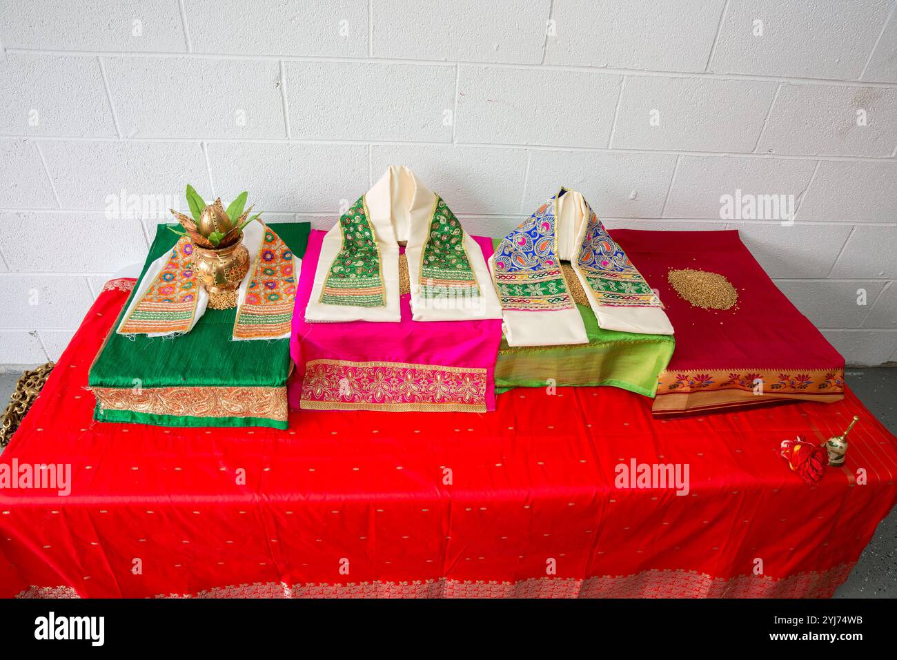 Table indienne de cérémonie pré-mariage avec des outils et un décor rituels hindous traditionnels Banque D'Images