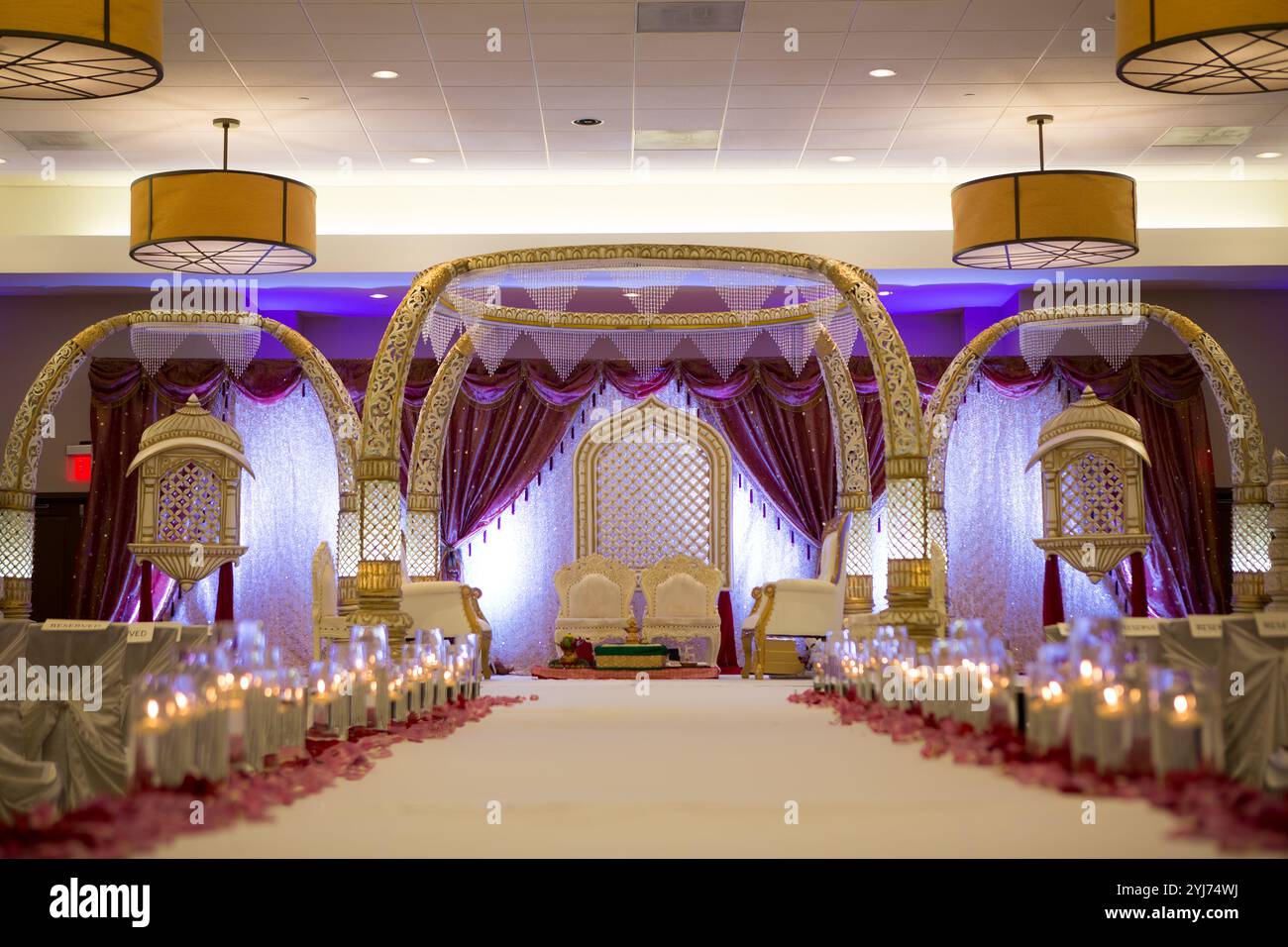 Configuration Mandap de mariage indien traditionnelle avec décor et altarx sacré Banque D'Images