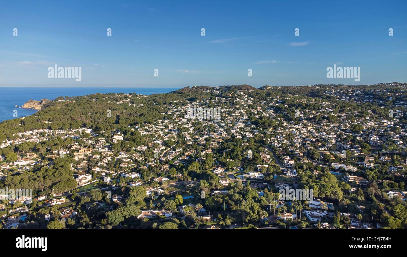 Vue aérienne de Javea montre un nombre infini de maisons et villas et un fort étalement urbain du paysage sur la Costa Blanca Banque D'Images