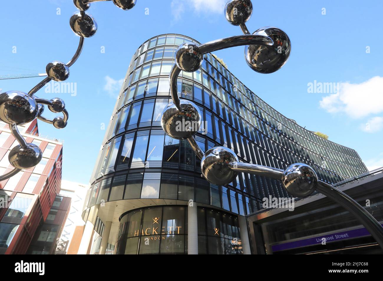 Balls-on-String sculpture - « Infinite accumulation » par l'artiste japonais Yahoi Kusama, par la station Liverpool Street, Elizabeth Line Entrance, Londres, Royaume-Uni Banque D'Images