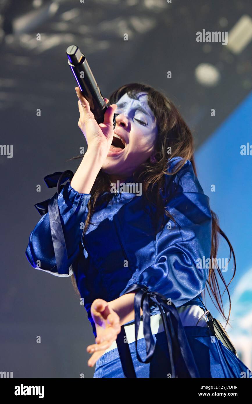 Londres, Royaume-Uni. 13 novembre 2024. Le duo américain Magdalena Bay joue à guichet fermé @ Outernet pour la première de trois nuits consécutives. Cristina Massei/Empics/Alamy Live News Banque D'Images