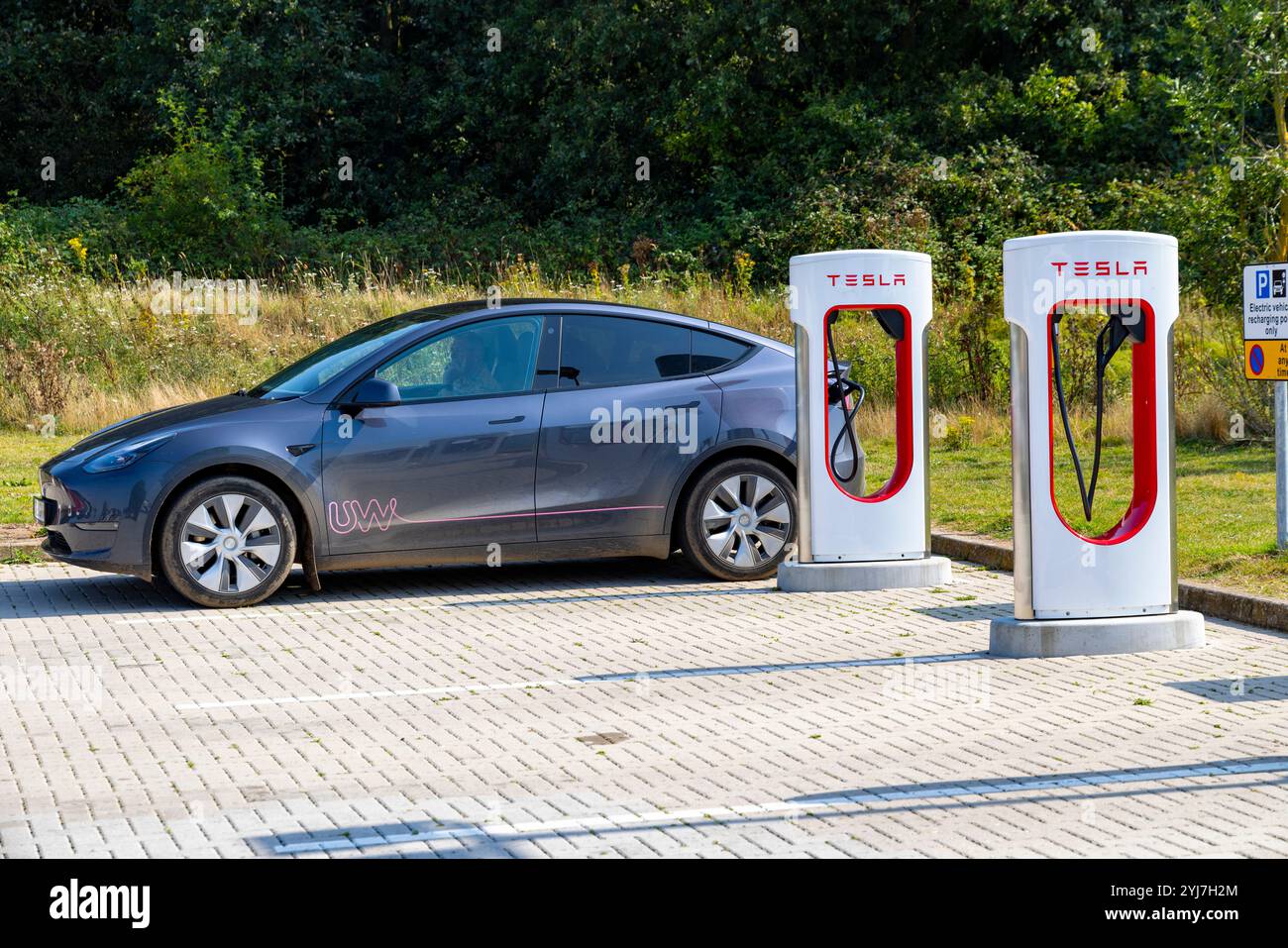 Le véhicule électrique Tesla Model y est rechargé dans un compresseur Tesla à la station-service Blyth Moto dans le Nottinghamshire, Angleterre, Royaume-Uni Banque D'Images