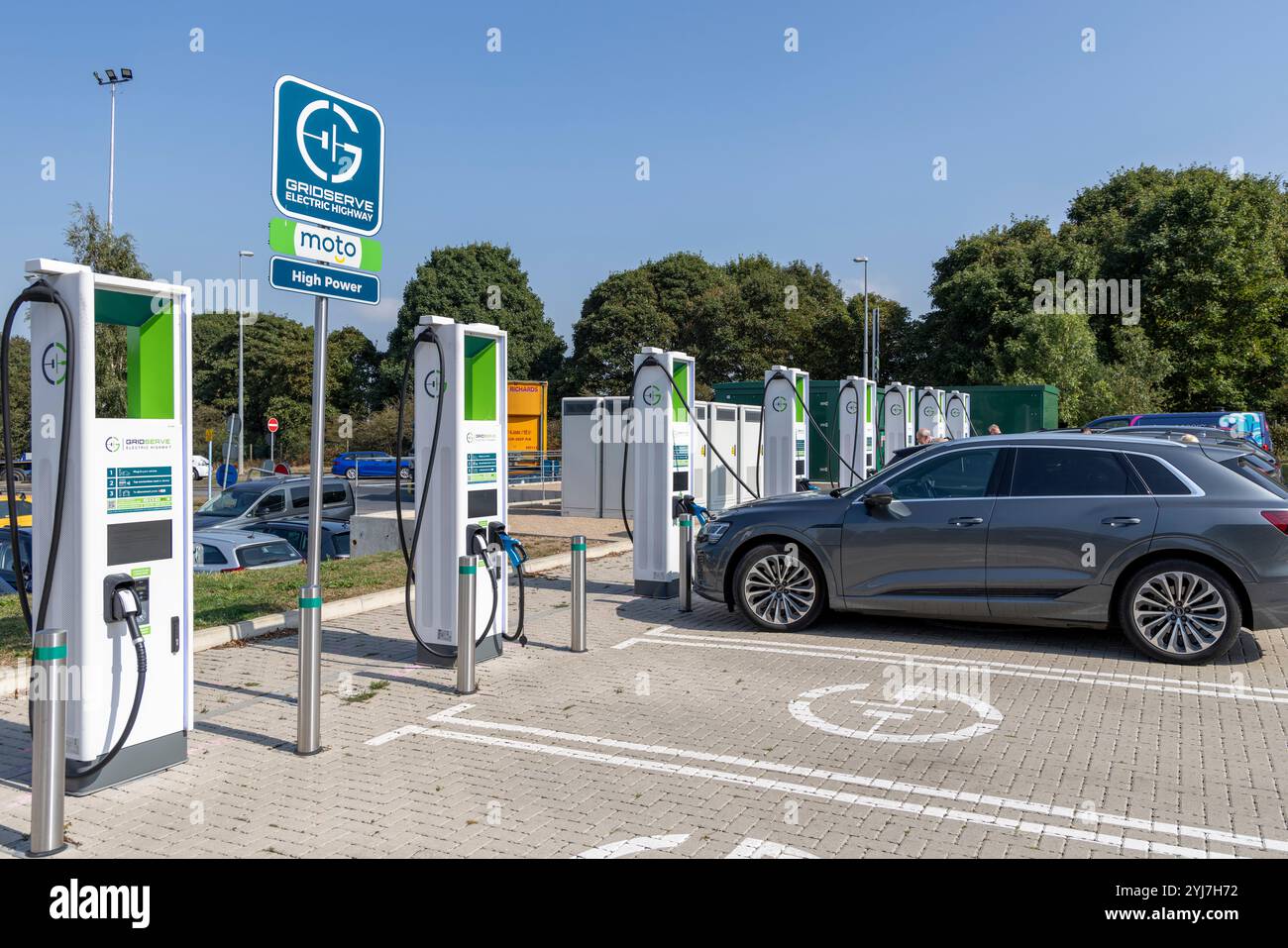 Les véhicules électriques sont chargés à la station de recharge Gridserve à Blyth Moto services dans le Nottinghamshire, Angleterre, Royaume-Uni, 2024 Banque D'Images