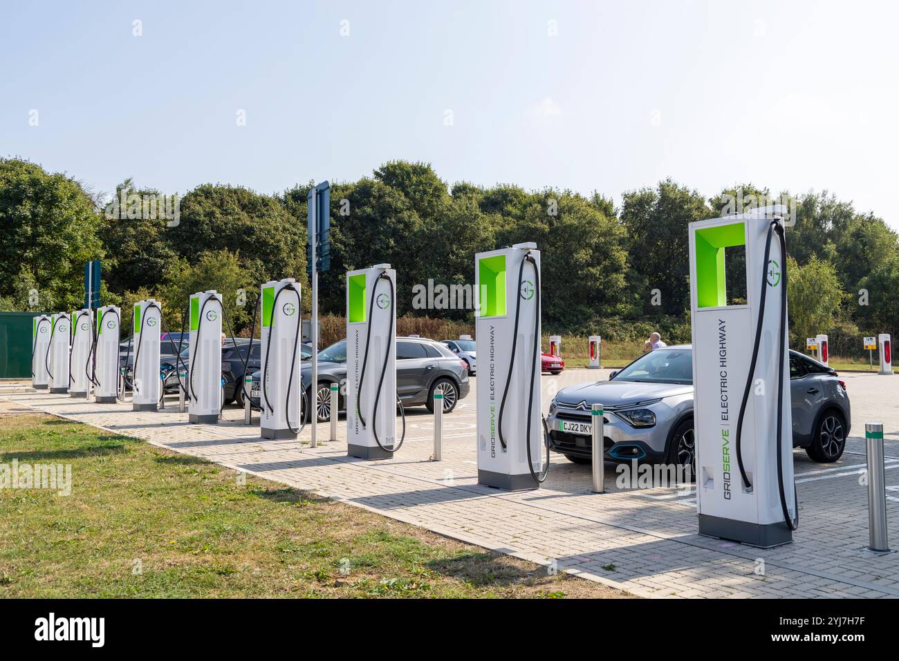 Les véhicules électriques sont chargés à la station de recharge Gridserve à Blyth Moto services dans le Nottinghamshire, Angleterre, Royaume-Uni, 2024 Banque D'Images