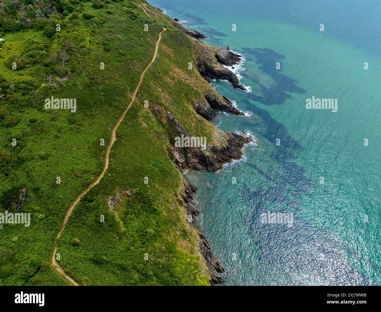 Vue aérienne du chemin des douaniers et de la côte bretonne, balade le long de la magnifique côte bretonne. Randonnées dans la nature. France Banque D'Images