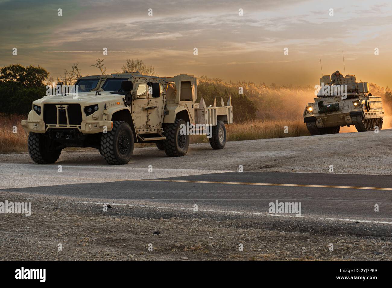 Un véhicule tactique léger de l'armée américaine (JLTV) et un véhicule de combat Bradley, affectés à la 1re division de cavalerie du 3e corps blindé, conduisent un convoi Banque D'Images