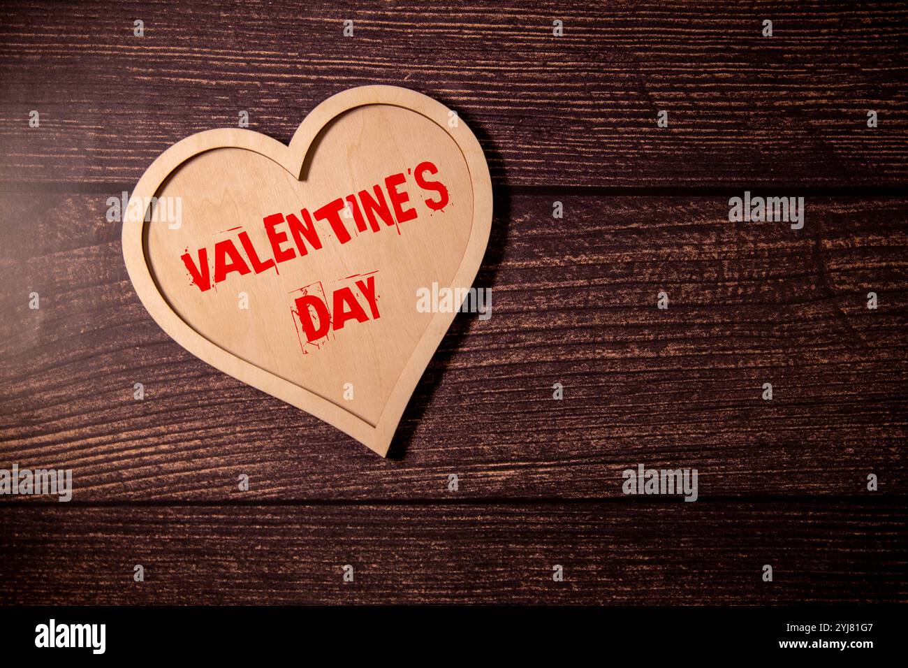 Visionneuse élégante avec cadre de texte portant l'inscription Happy Valentine's day. Coeurs roses, rouges et beiges tout autour. Ballons en aluminium vue de dessus de la Saint-Valentin D. Banque D'Images