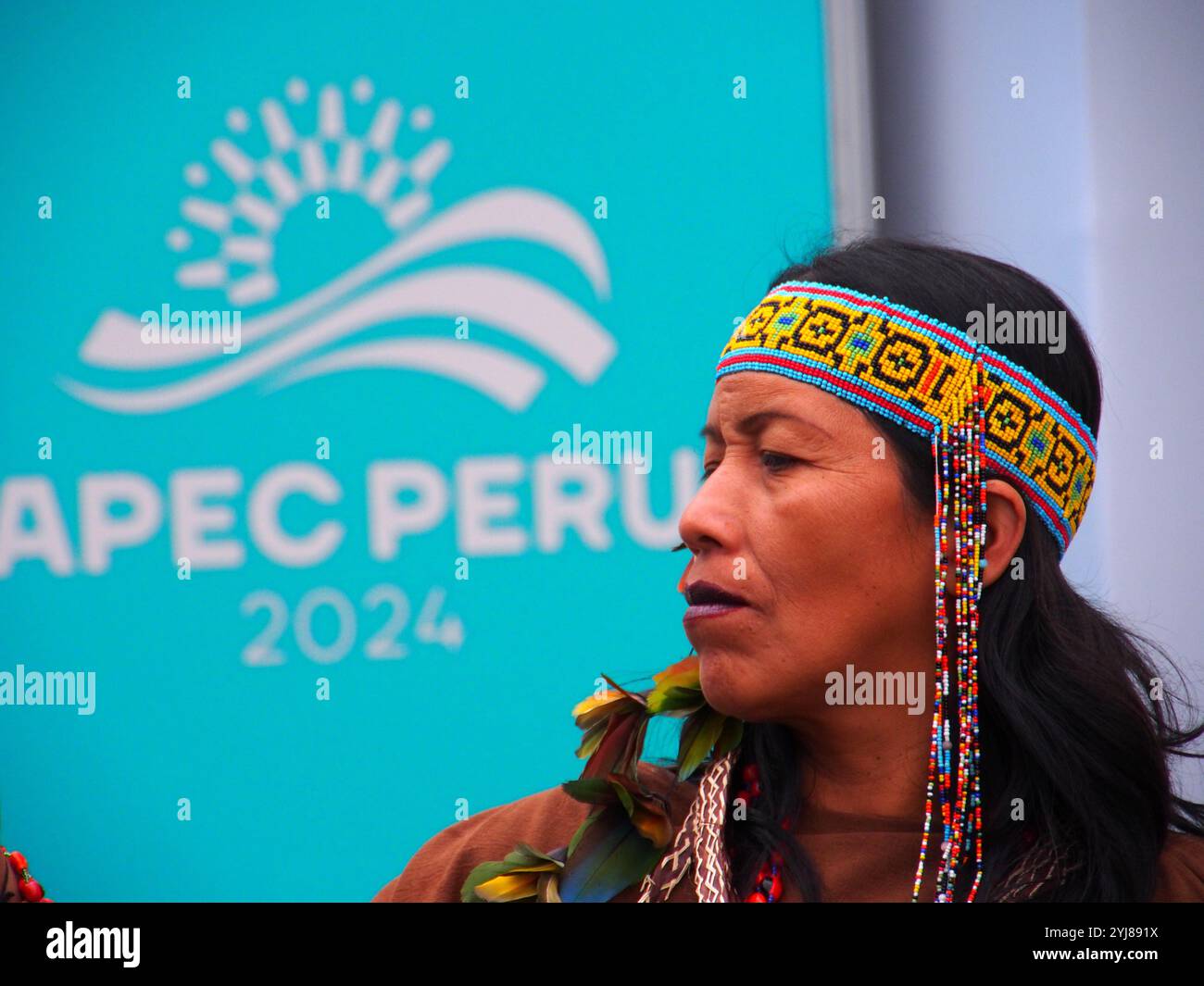 Lima, Pérou. 13 novembre 2024. Femme autochtone de l'Amazonie présente à la semaine des leaders économiques de l'APEC Pérou 2024 (AELW). La coopération économique Asie-Pacifique (APEC), créée en novembre 1989, est un forum économique composé de 21 économies de la région Asie-Pacifique, considérée comme la région la plus dynamique du monde. Crédit : Agence de presse Fotoholica/Alamy Live News Banque D'Images