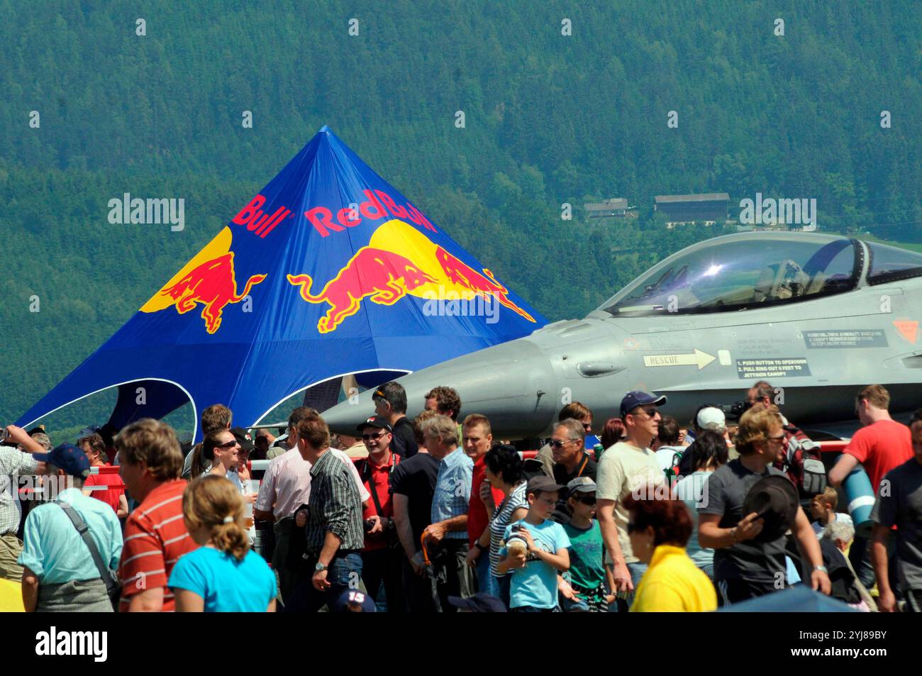 DATE D'ENREGISTREMENT NON INDIQUÉE redbull est une boisson gazeuse très connue redbull une boisson gazeuse bien connue Banque D'Images