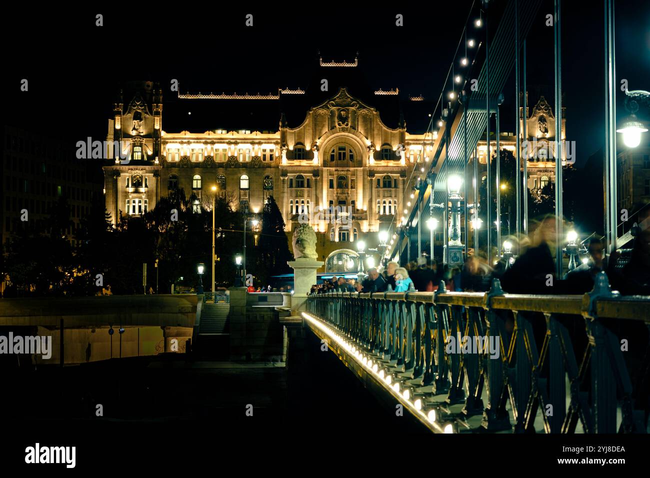 Architecture illuminée le long du Danube à Budapest la nuit Banque D'Images