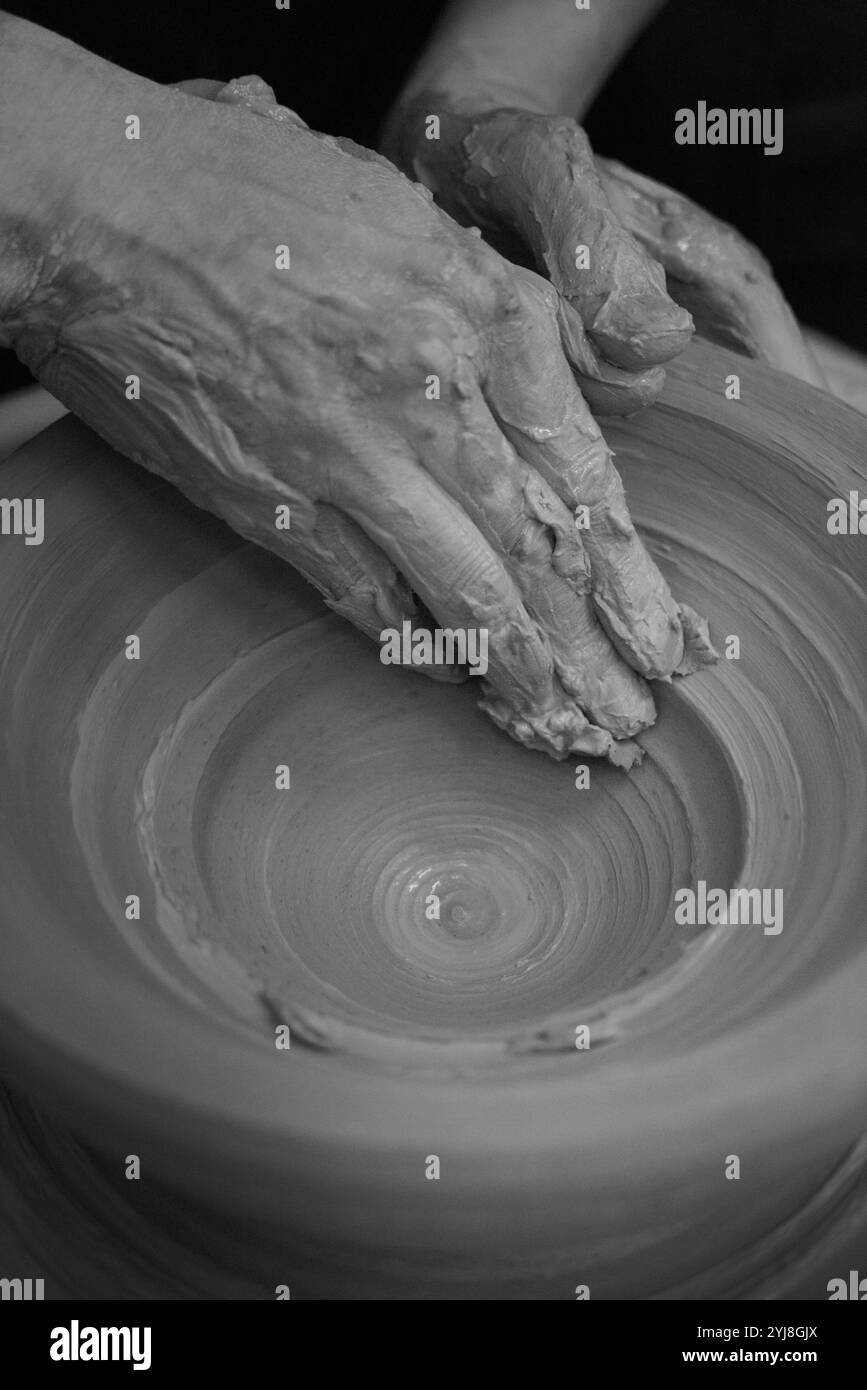 Mains fabriquant des poteries Banque D'Images