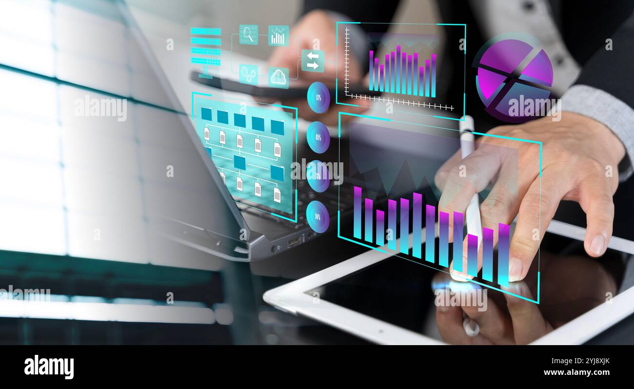 Homme d'affaires utilisant l'ordinateur portable analysant les données de ventes et le rapport de graphique de croissance financière. Planification, stratégie et développement des affaires. Financier Banque D'Images