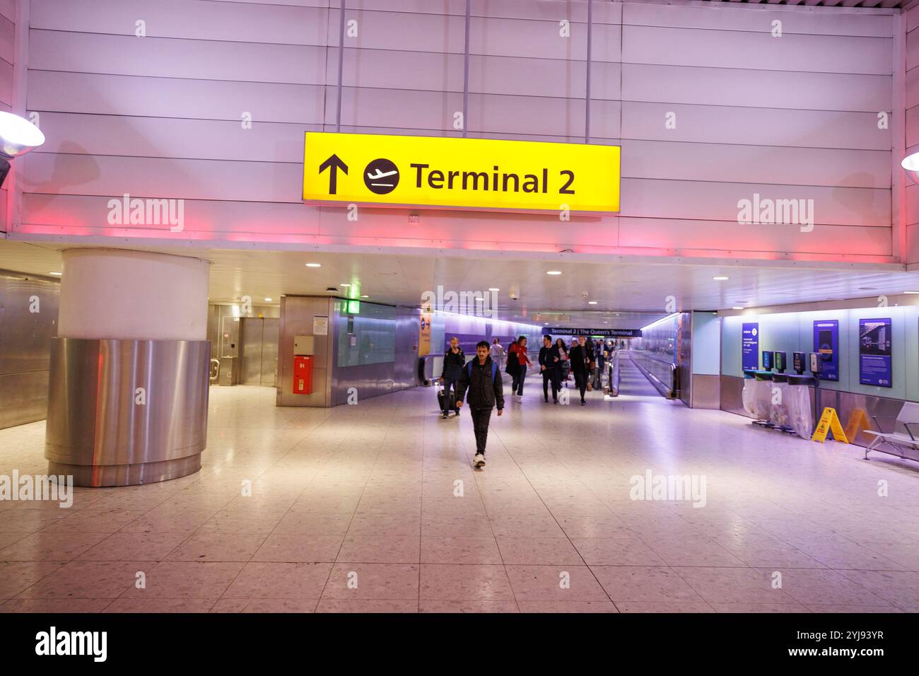 12 novembre 2024. Londres, Royaume-Uni. Voyageurs dans une passerelle souterraine reliant le terminal 2 et le terminal 3 de l'aéroport de Londres Heathrow. Banque D'Images