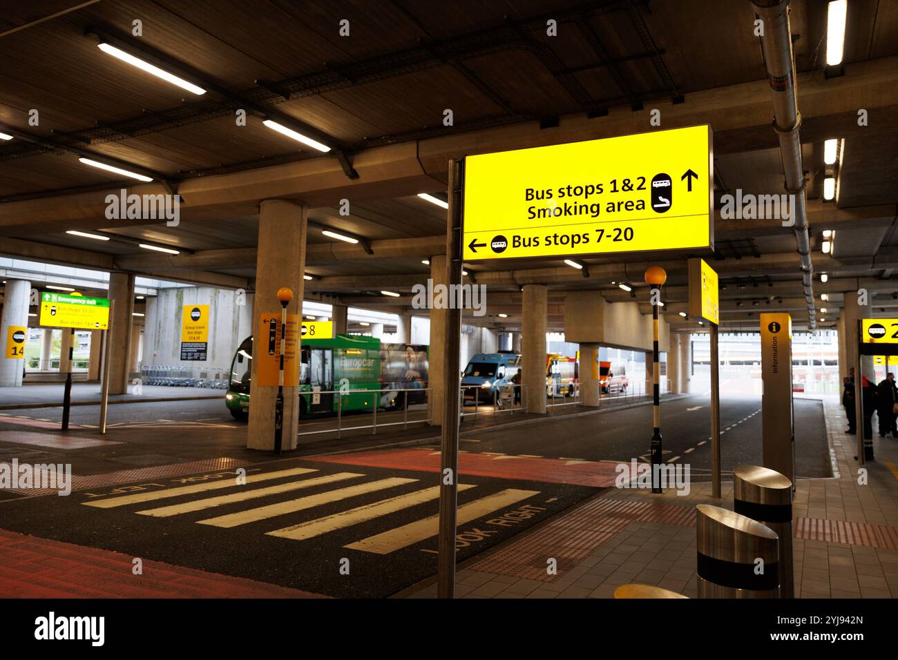 12 novembre 2024. Un panneau pour la gare routière et une zone fumeurs au terminal 3 de Londres Heathrow. Banque D'Images 12 novembre 2024. Un panneau pour la gare routière et une zone fumeurs au terminal 3 de Londres Heathrow. Banque D'Images