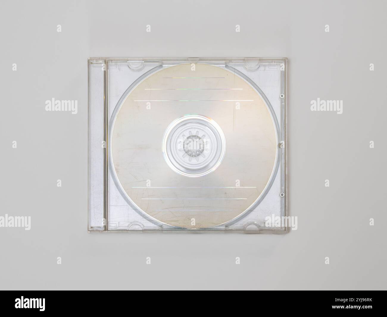CD vide dans un boîtier transparent sur fond blanc. Disque compact dans une boîte en plastique rayée et usagée. Modèle vierge pour un EP ou un LP musical. Banque D'Images