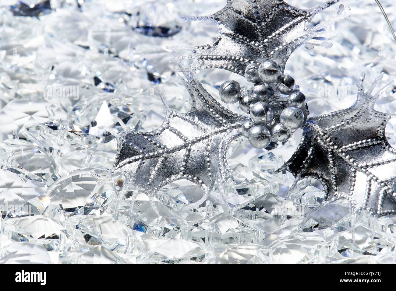 Ornement houx argenté avec perles en cristal pavé Banque D'Images