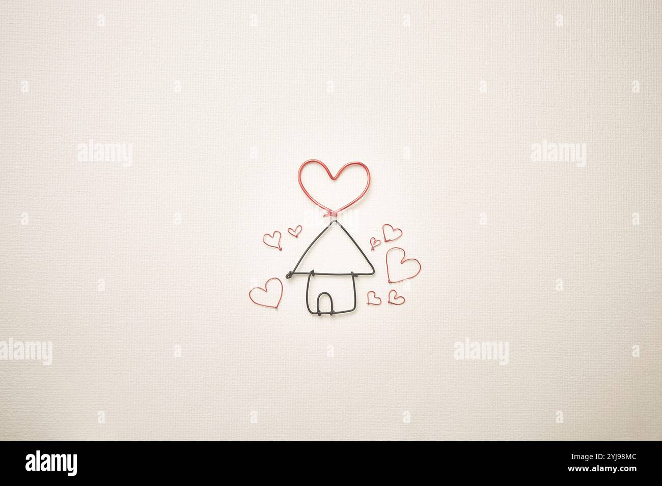 Maison en fil noir et coeur en fil rouge Banque D'Images