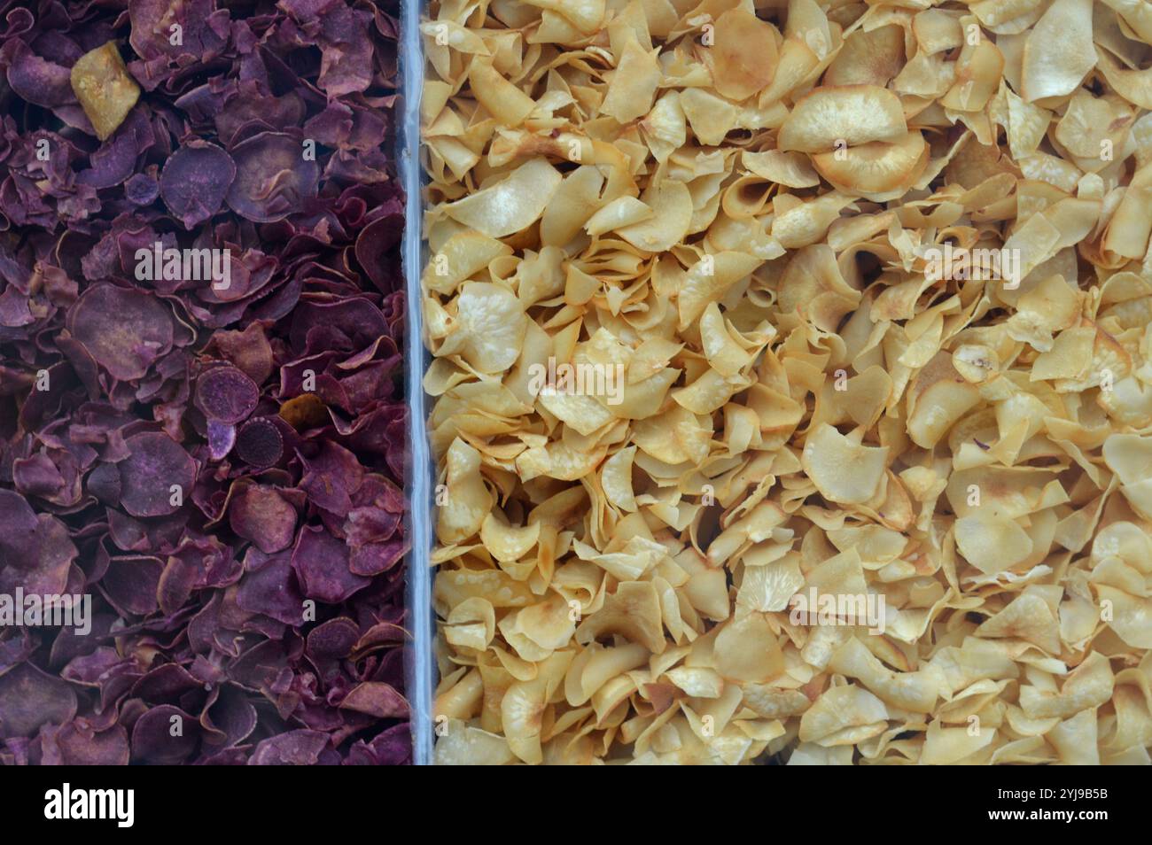 arrière-plan des motifs de croustilles sucrées, de bananes et de tempeh sur un récipient en verre Banque D'Images
