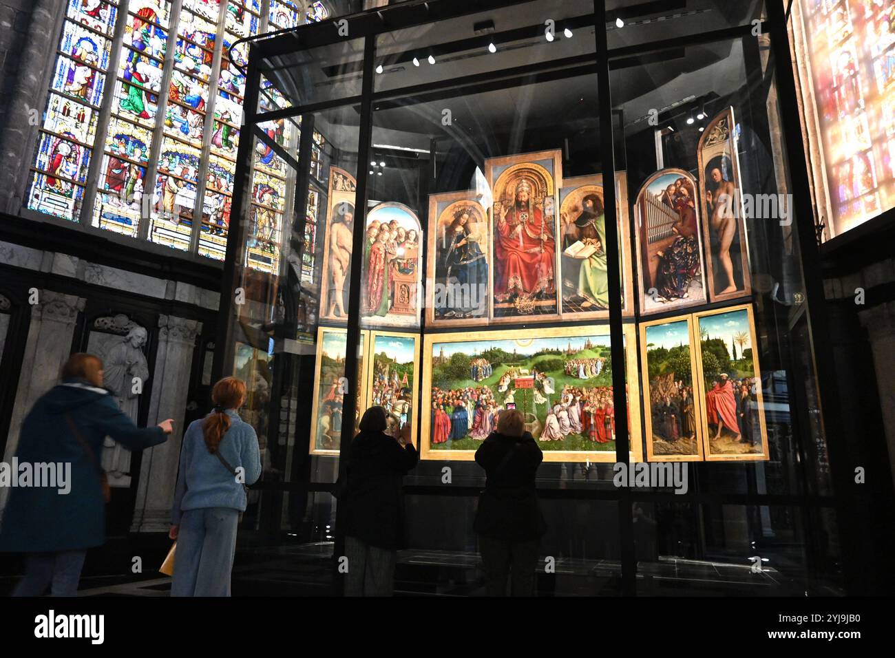 People Looking at the Gand Altarpiece, Adoration of the Mystic Agneau (de aanbidding van het Lam Gods) – Gand, Belgique – 22 octobre 2024 Banque D'Images