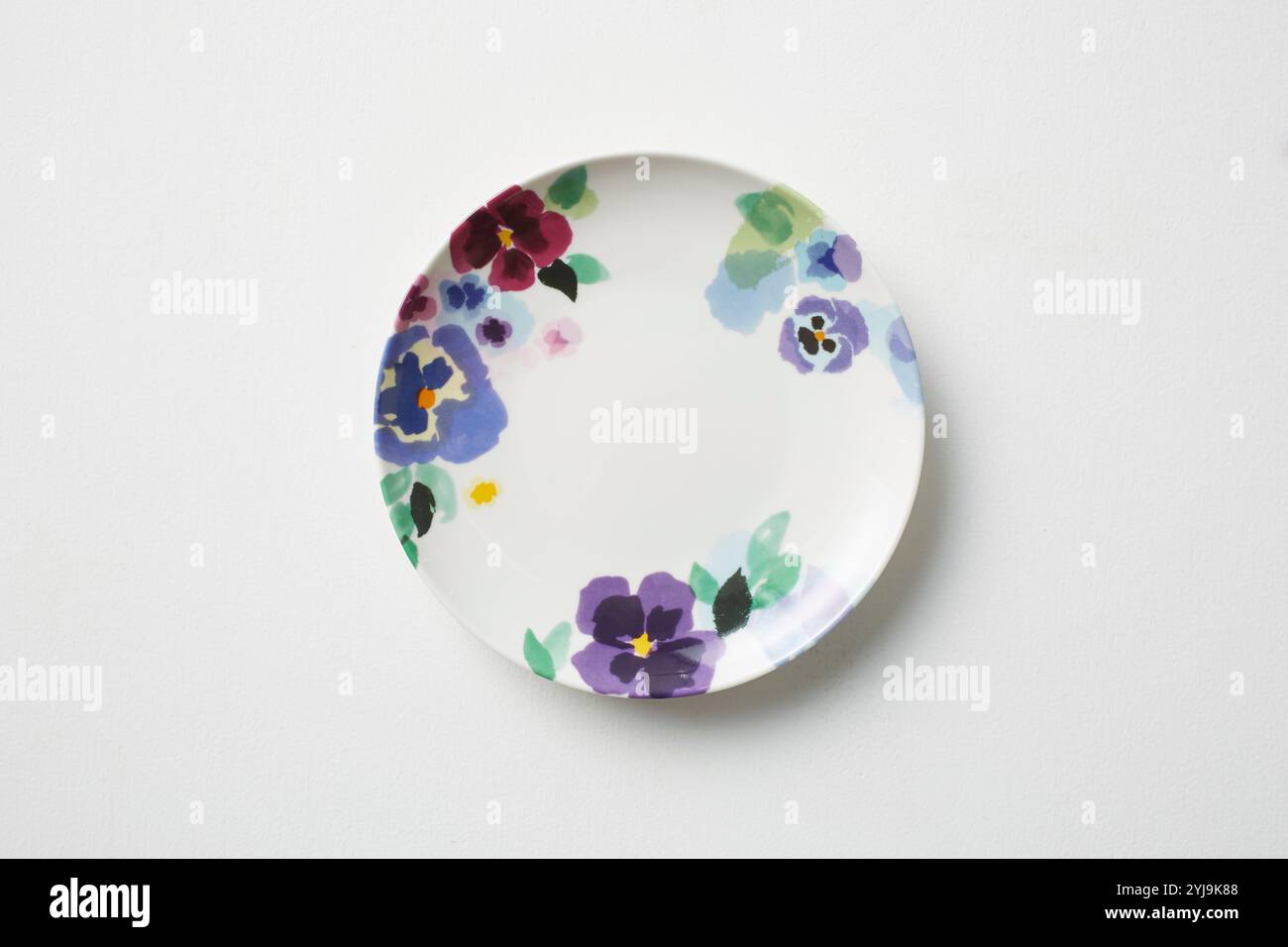 Assiette avec image colorée à froid de fleurs Banque D'Images