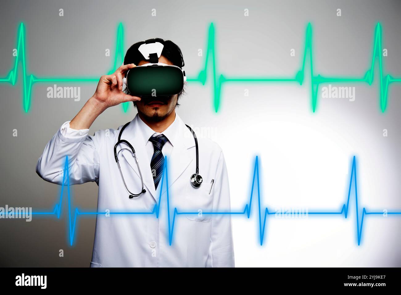 Médecin masculin portant des lunettes VR et ECG vert et bleu Banque D'Images