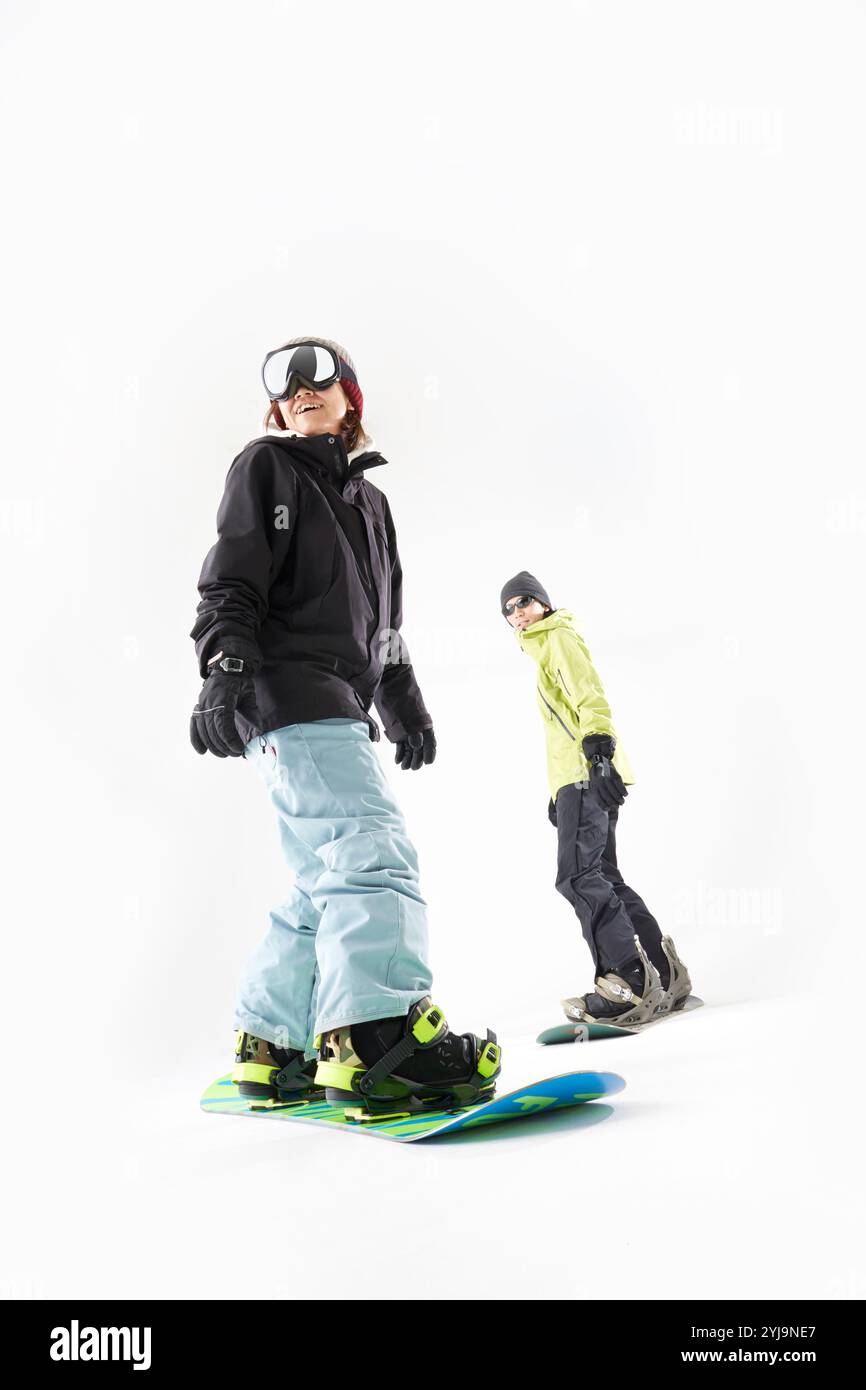 Homme et femme snowboard avec des sacs à dos blancs Banque D'Images