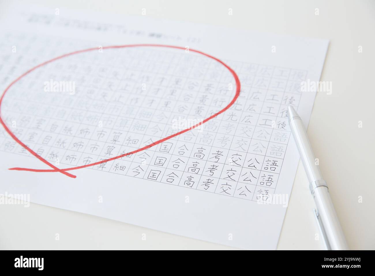 Imprimés kanji entourés de cercles rouges et stylos Banque D'Images