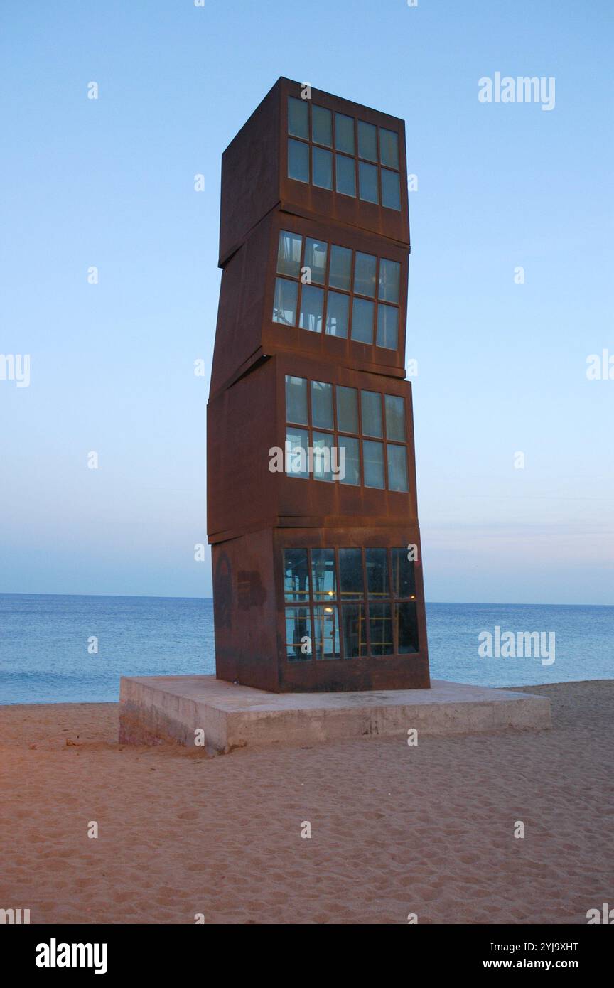 Rebecca Horn (née en 1944). Artiste visuel allemand. L'Estel Ferit. Sculpture érigée pour les Jeux Olympiques de 1992 à Barcelone. Plage de Sant Miquel. Barcelone, Catalogne, Espagne. Banque D'Images