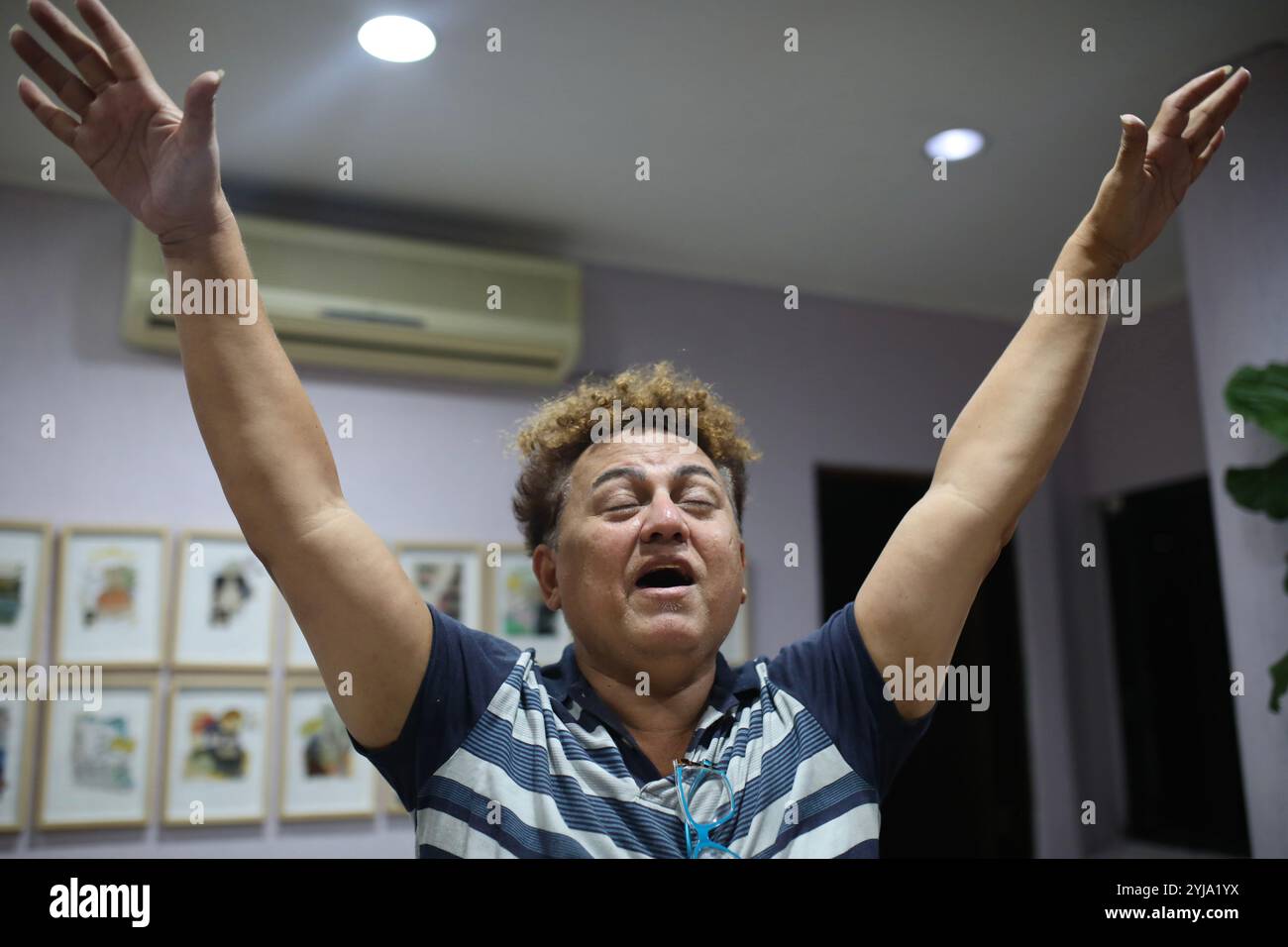 Sao Paulo, Brésil. 22 avril 2024. Antônio José Ribeiro de Morais, pasteur gay et ami des prières de Jacque Chanel à la réunion hebdomadaire de l'église Sefora. Jacque Chanel, pasteur trans et militant des droits LGBTQIA dont la vie a été marquée par l'exclusion, a fondé Sefora : la première église évangélique du Brésil dédiée aux personnes transgenres à Sao Paulo. Une fois par semaine, des dizaines de croyants transgenres, pour la plupart en situation précaire, se rencontrent dans les bureaux d’une association LGBTQIA de Sao Paulo. (Photo par Apolline Guillerot-Malick/SOPA images/Sipa USA) crédit : Sipa USA/Alamy Live News Banque D'Images