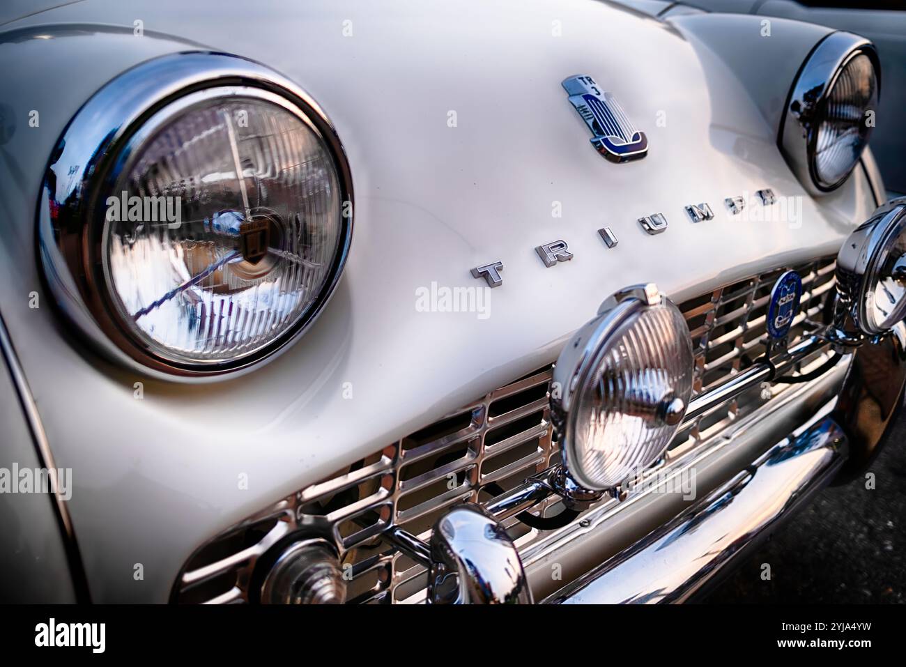 Gros plan vue frontale d'une voiture de sport britannique biplace Triumph TR3 vintage. Banque D'Images