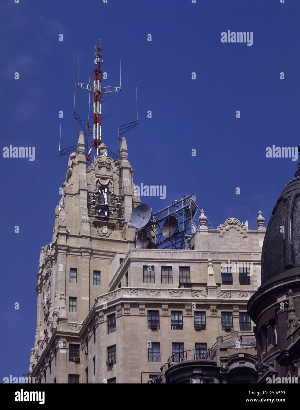 REMATE ARQUITECTONICO DEL EDIFICIO TELEFONICA SITUADO EN LA CALLE GRAN VIA 28 CONSTRUIDO EN 1929. AUTEUR : IGNACIO CARDENAS PASTOR (1898-1979). Lieu : EDIFICIO TELEFONICA. MADRID. ESPAGNE. Banque D'Images