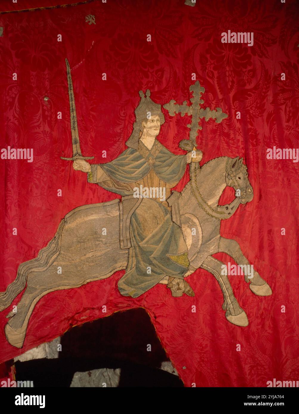 Fanion avec San Isidoro à la bataille de Baeza symbole de la libération espagnole des Maures, 12ème siècle. Musée : Colegiata Real de San Isidoro, LEON, ESPAGNE. Saint Isidore de séville. Banque D'Images