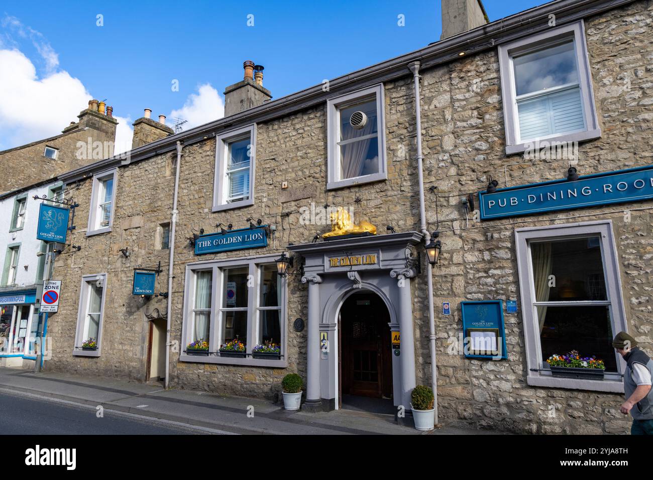 Pub britannique, la maison publique Golden Lion Inn sur la rue Duke dans la ville de marché de Settle, Yorkshire Dales, Angleterre, Royaume-Uni, 2024 Banque D'Images