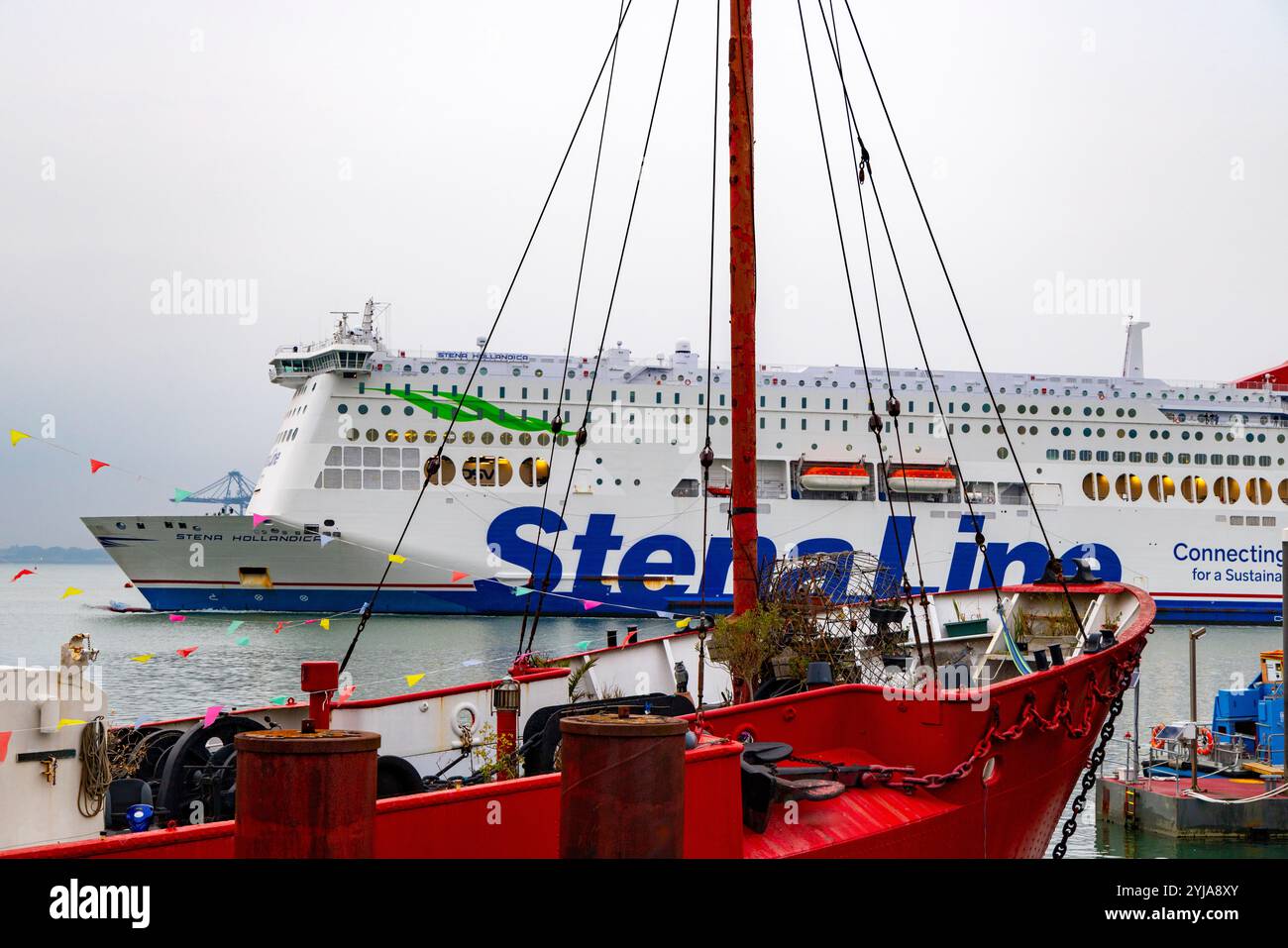 Stena Line Hollandica ferry de voitures de passagers quittant le port de Harwich en Angleterre sur la route vers le port de Hook of Holland, 2024 Banque D'Images