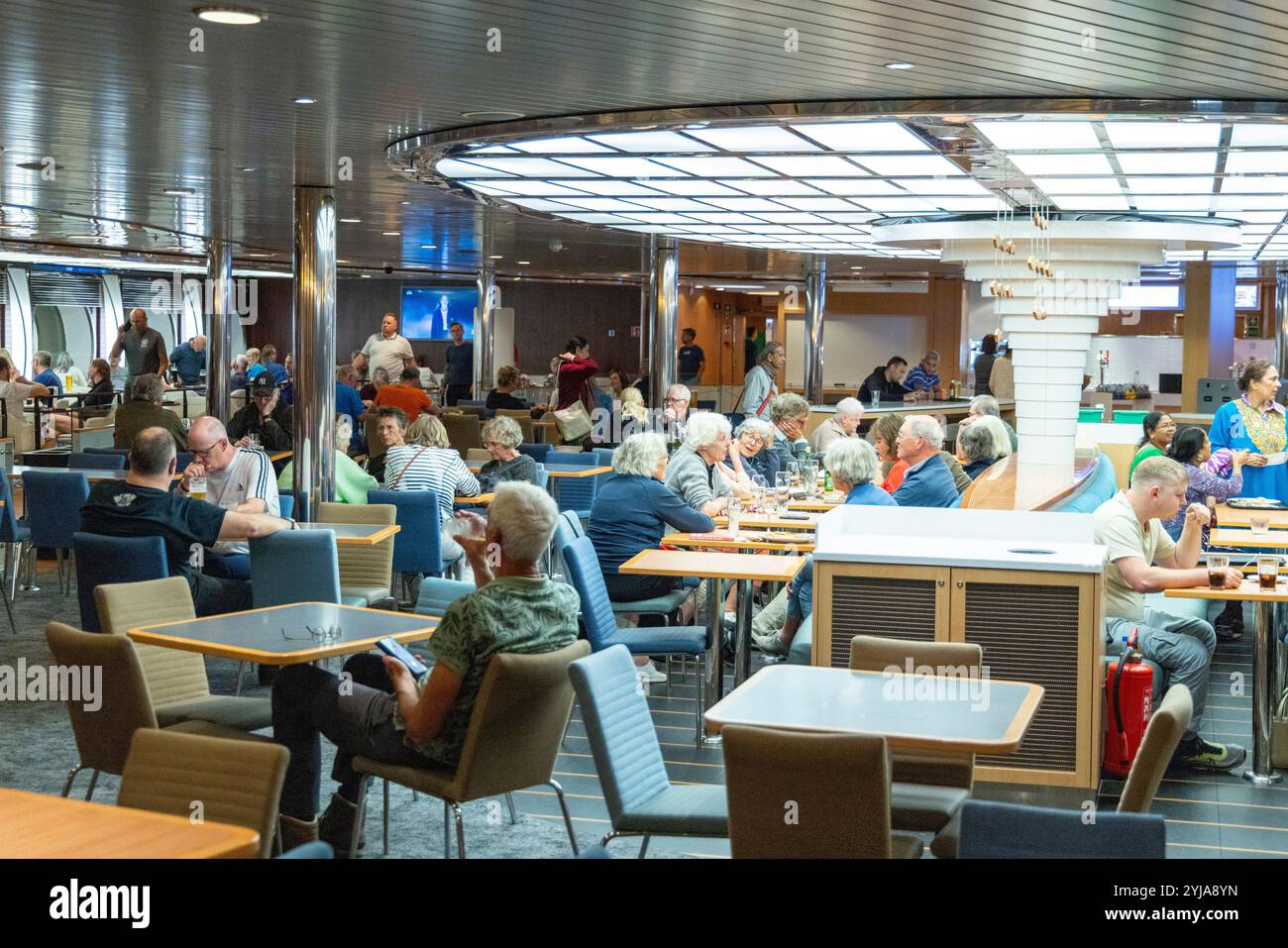 Passagers dînant dans le restaurant sur le navire Stena Line Britannica naviguant de Harwich à Hook of Holland pendant la nuit, 2024 Banque D'Images